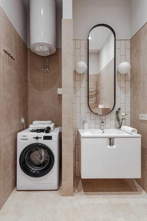 New! Luxury Apartment In The Center Of Odessa Overlooking Deribasovskaya Str. Low Price! Екстериор снимка