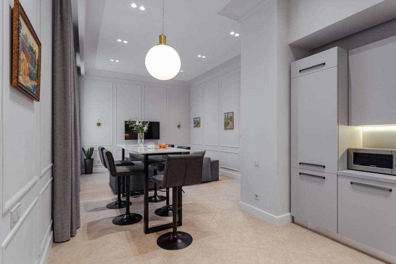 New! Luxury Apartment In The Center Of Odessa Overlooking Deribasovskaya Str. Low Price! Екстериор снимка