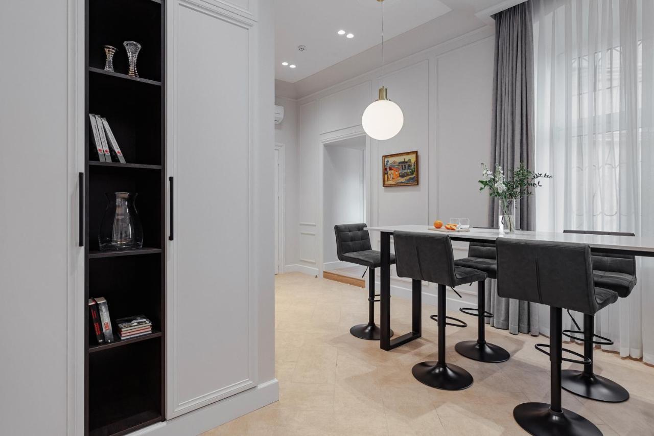 New! Luxury Apartment In The Center Of Odessa Overlooking Deribasovskaya Str. Low Price! Екстериор снимка