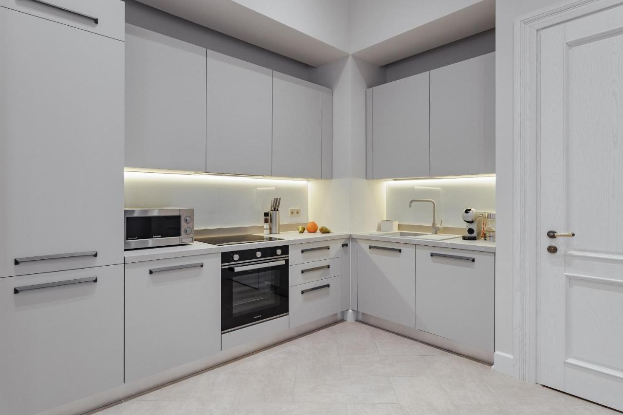 New! Luxury Apartment In The Center Of Odessa Overlooking Deribasovskaya Str. Low Price! Екстериор снимка