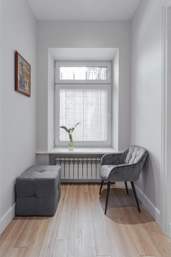 New! Luxury Apartment In The Center Of Odessa Overlooking Deribasovskaya Str. Low Price! Екстериор снимка