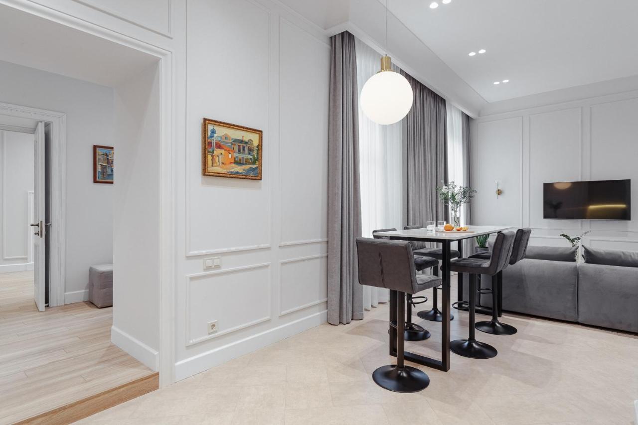 New! Luxury Apartment In The Center Of Odessa Overlooking Deribasovskaya Str. Low Price! Екстериор снимка