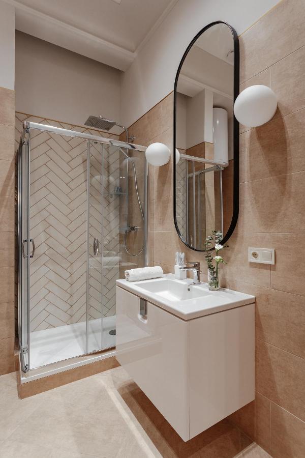 New! Luxury Apartment In The Center Of Odessa Overlooking Deribasovskaya Str. Low Price! Екстериор снимка