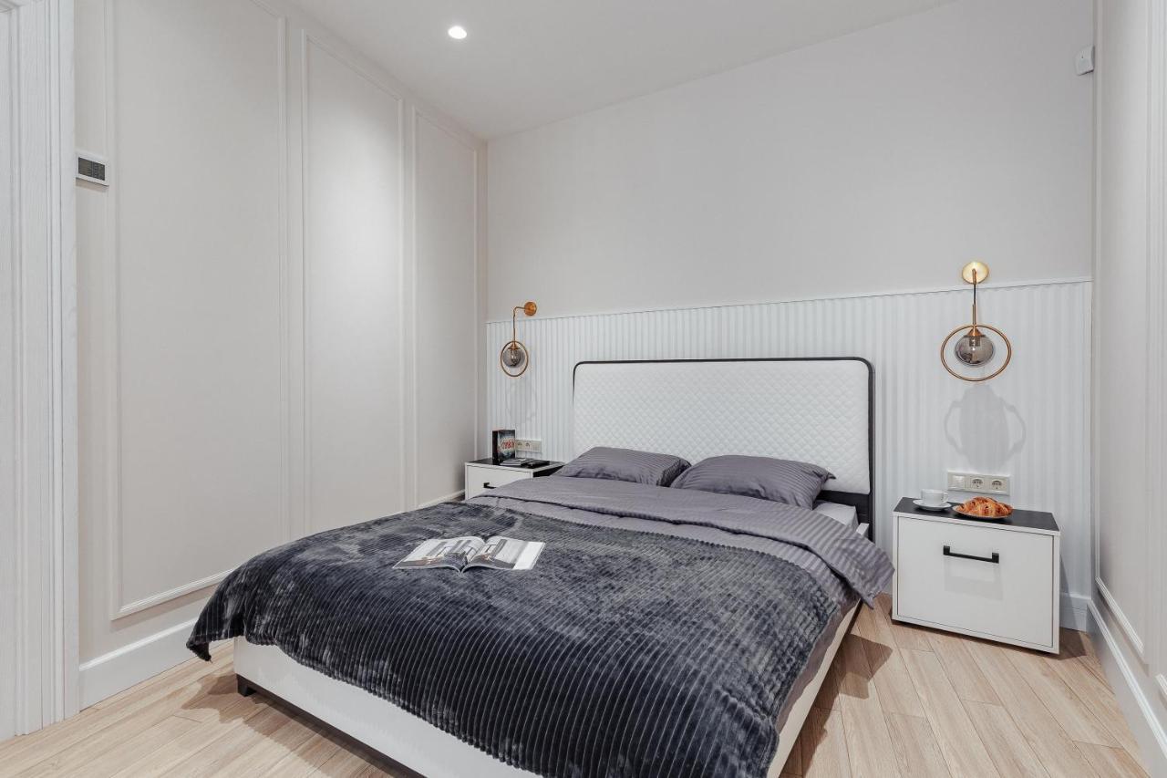 New! Luxury Apartment In The Center Of Odessa Overlooking Deribasovskaya Str. Low Price! Екстериор снимка