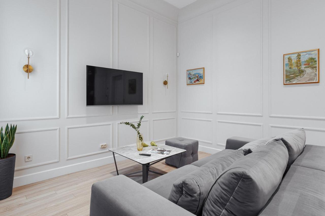 New! Luxury Apartment In The Center Of Odessa Overlooking Deribasovskaya Str. Low Price! Екстериор снимка
